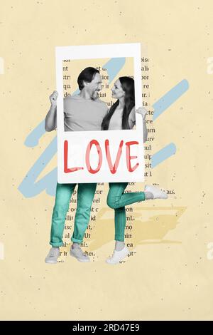 Die vertikale Collage zweier reizender Partner mit schwarzweißem Effekt hält den Buchtext des Liebesalbums auf beigefarbenem Hintergrund isoliert Stockfoto
