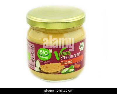 Hamburg, Deutschland - Juli 12 2023: Bio Veganer Streichcreme Toscana Brotaufstrich im Glas Hintergrund weiß - Organic Vegan Spread Toscana Spread in gla Stockfoto