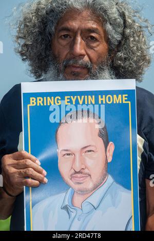 Washington, Vereinigte Staaten Von Amerika. 18. Juli 2023. Pedro Martinez, der Vater von Eyvin Hernandez, hält während einer Pressekonferenz ein Poster seines Sohnes, um die Freilassung des Rechtsanwalts Eyvin Hernandez aus Los Angeles am US Capitol in Washington, DC, am Dienstag, den 18. Juli 2023 zu fordern. Herr Hernandez ist seit März 2022 in Venezuela inhaftiert. Kredit: Rod Lamkey/CNP/Sipa USA Kredit: SIPA USA/Alamy Live News Stockfoto