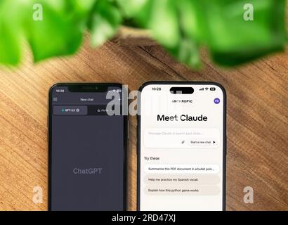 Claude 2 AI- und ChatGPT-Symbole auf einem iPhone Stockfoto