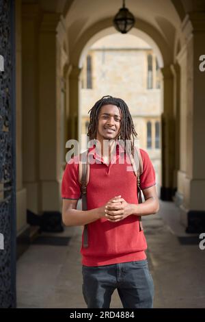 Porträt eines männlichen Studenten vor dem University Building in Oxford UK Stockfoto