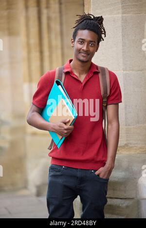 Porträt von männlichen Studenten mit Akten außerhalb des University Building in Oxford UK Stockfoto