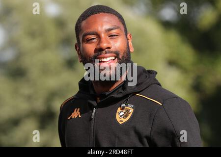 Hull, UK. 18. Juli 2023. Thimothée Lo-Tutala #32 von Hull City trifft vor dem Saisonvorkampf Hull City vs Barnsley im MKM Stadium, Hull, Großbritannien, am 18. Juli 2023 (Foto von James Heaton/News Images) in Hull, Großbritannien, am 7./18. Juli 2023 ein. (Foto: James Heaton/News Images/Sipa USA) Guthaben: SIPA USA/Alamy Live News Stockfoto