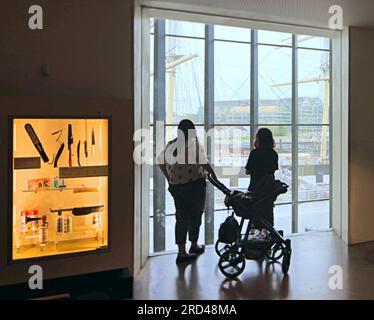 Glasgow, Schottland, Vereinigtes Königreich 18. Juli 2023. Govan-Partick Fußgängerbrücke Progress bietet Besuchern des heutigen Museums am Flussufer zusätzliche Unterhaltung. Credit Gerard Ferry/Alamy Live News Stockfoto