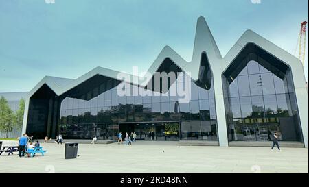 Glasgow, Schottland, Vereinigtes Königreich 18. Juli 2023. Govan-Partick Fußgängerbrücke Progress bietet Besuchern des heutigen Museums am Flussufer zusätzliche Unterhaltung. Credit Gerard Ferry/Alamy Live News Stockfoto