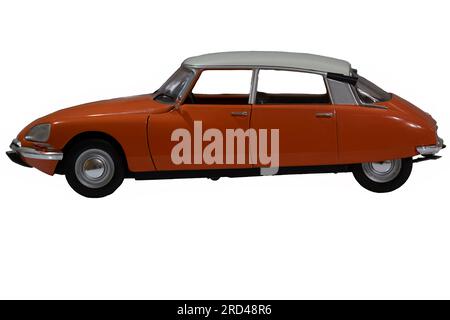 19. April 2023 Paris, Frankreich. Ein maßstabsgetreues Modell eines leuchtend roten Citroen DS aus einer Ausstellung im Musee des Arts et Metiers. Isoliert auf weiß mit Stockfoto