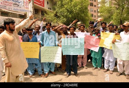 Die Bewohner von Matli halten am Dienstag, den 18. Juli 2023, im Presseclub Hyderabad eine Protestdemonstration gegen die große Händigkeit der Polizei ab. Stockfoto