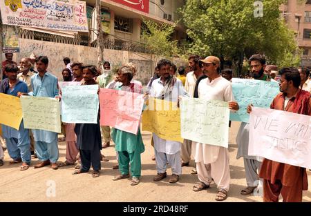 Die Bewohner von Matli halten am Dienstag, den 18. Juli 2023, im Presseclub Hyderabad eine Protestdemonstration gegen die große Händigkeit der Polizei ab. Stockfoto