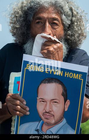 Pedro Martinez, der Vater von Eyvin Hernandez, hält während einer Pressekonferenz ein Poster seines Sohnes, um die Freilassung des Rechtsanwalts Eyvin Hernandez aus Los Angeles am US Capitol in Washington, DC, am Dienstag, den 18. Juli 2023 zu fordern. Herr Hernandez ist seit März 2022 in Venezuela inhaftiert. Kredit: Rod Lamkey/CNP/MediaPunch Stockfoto