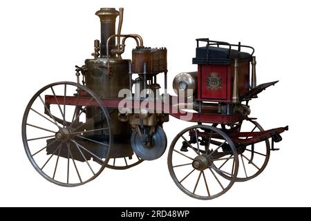 19. April 2023 Paris, Frankreich. Im Musee des Arts et Metiers wird ein maßstabsgetreues Modell eines frühen dampfbetriebenen Löschpumpenwagens ausgestellt. Stockfoto