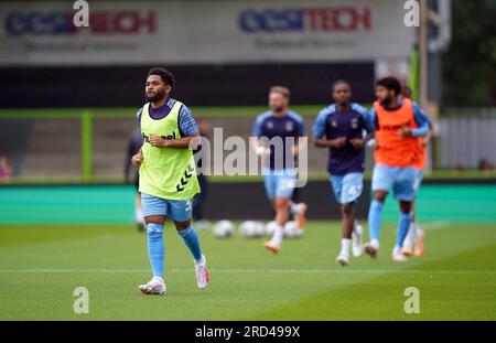 Jay Dasilva von Coventry City wärmt sich vor dem saisonalen Spiel im New Lawn Stadium in Nailsworth auf. Bilddatum: Dienstag, 18. Juli 2023. Stockfoto