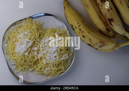 Ethakka idiyappam. Fadenbehälter oder Idiyappam aus Reismehlteig, gemischt mit gedämpftem Mehlbantain. Ein südindisches Frühstücksgericht wird in der Regel mit wlan serviert Stockfoto