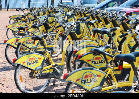 Kostenlose gelbe Alepa-fillari-Fahrräder für die öffentliche Nutzung (Anmeldung erforderlich) im Zentrum von Helsinki, Finnland Stockfoto