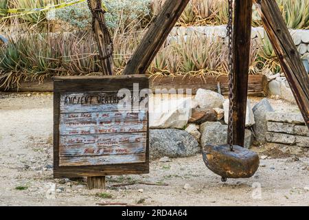 Uralter Wetterfelsen im Pueblo Museum in Cabot. Cabot's Pueblo Museum ist ein historisches amerikanisches Museum in Desert Hot Springs. Stockfoto