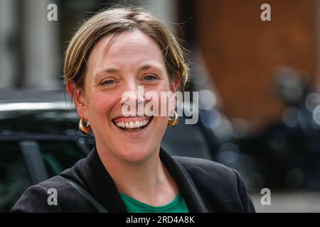 London, Großbritannien. 18. Juli 2023. Jess Phillips, Abgeordneter Birmingham Yardley und Schattenminister für häusliche Gewalt und Schutz, wird außerhalb des Zentrums für soziale Gerechtigkeit in Westminster gesehen, nachdem eine Rede und eine Fragerunde über die nächsten Schritte im Kampf gegen die moderne Sklaverei stattgefunden haben. Kredit: Imageplotter/Alamy Live News Stockfoto