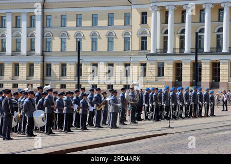 Armeeorchester, das auf Senaatintori vor der Kathedrale von Helsinki mit dem Gebäude der Universität Helsinki auftritt. Stockfoto