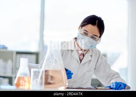 Ich führe ein weiteres sorgfältiges Experiment durch. Foto eines jungen Wissenschaftlers, der ein Experiment in einem Labor macht. Stockfoto