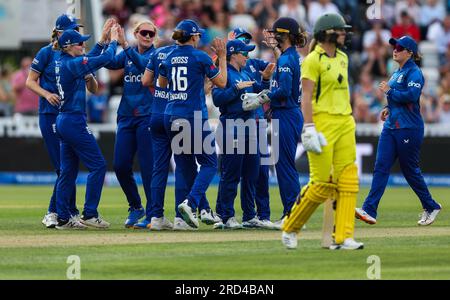 Die englische Sophie Ecclestone (links) feiert mit Teamkollegen, nachdem sie das Wicket der australischen Tahlia McGrath während der dritten One Day International der Women's Ashes Series auf dem At Cooper Associates County Ground in Taunton mitgenommen hat. Bilddatum: Dienstag, 18. Juli 2023. Stockfoto