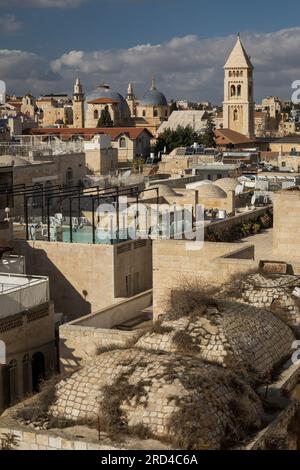 Luftaufnahme der Dächer und Terrassen der Gebäude des jüdischen Viertels in der Altstadt von Jerusalem Stockfoto