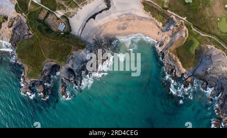 Panoramablick aus der Vogelperspektive auf Church Cove mit seiner historischen Kirche und am Gunwalloe in Cornwall mit stürzten Klippen, die Küstenerosion zeigen Stockfoto