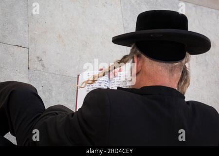 Haredi Jude betet in der Nähe der Westmauer in der Altstadt von Jerusalem Stockfoto