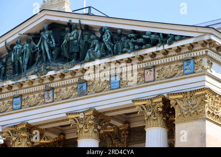 Architektonische Details des Säätytalo gegenüber der Bank of Finland in Helsinki, Finnland Stockfoto