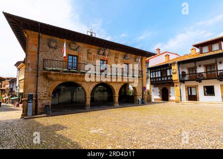 Das Alte Rathaus von Comillas, Kantabrien in Spanien. Dieses herrliche Gebäude am Platz Plaza de la Constitución wurde um das Jahr 1 erbaut Stockfoto