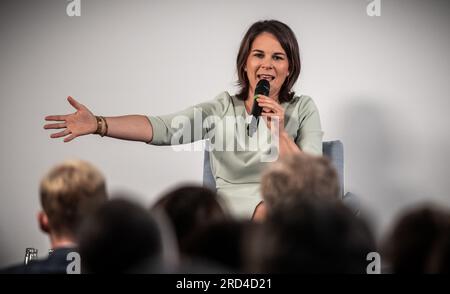 18. Juli 2023, Hessen, Frankfurt/Main: Die Außenministerin Annalena Baerbock (Bündnis 90/die Grünen) nimmt am Leserforum der Frankfurter Allgemeinen Zeitung (FAZ) Teil. Baerbock ist auf einer Tour durch Deutschland unter der Überschrift „gemeinsam stark“ zu den Themen Resilienz und Deutschlands Widerstandsfähigkeit. Foto: Michael Kappeler/dpa Stockfoto