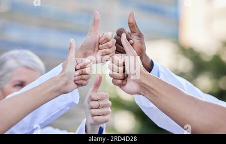 Doktor, Daumen hoch und Hände zusammen für Dankeschön, Emoji und ja, Hand mit Motivation signieren. Ziel, Erfolg und Zusammenarbeit von Gesundheitswesen und und Stockfoto