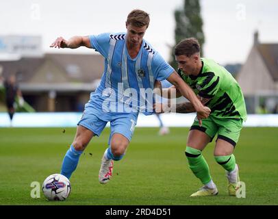 Forest Green Rover Charlie McCann und Ben Sheaf (links) von Coventry City kämpfen während des Vorsaison-freundlichen Spiels im New Lawn Stadium, Nailsworth, um den Ball. Bilddatum: Dienstag, 18. Juli 2023. Stockfoto