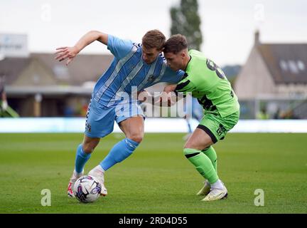 Forest Green Rover Charlie McCann und Ben Sheaf (links) von Coventry City kämpfen während des Vorsaison-freundlichen Spiels im New Lawn Stadium, Nailsworth, um den Ball. Bilddatum: Dienstag, 18. Juli 2023. Stockfoto