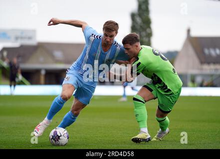 Forest Green Rover Charlie McCann und Ben Sheaf (links) von Coventry City kämpfen während des Vorsaison-freundlichen Spiels im New Lawn Stadium, Nailsworth, um den Ball. Bilddatum: Dienstag, 18. Juli 2023. Stockfoto