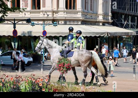 Zwei Polizisten auf dem Pferderücken im Esplanadi-Park in Helsinki, Finnland, Juni 2023 Stockfoto