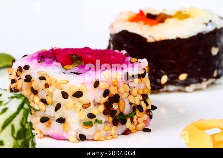 Nahaufnahme von veganen Sushi-Brötchen auf einem weißen Teller Stockfoto