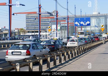 Posen, Polen - 21. April 2023: Stau während der Hauptverkehrszeiten auf der Posen Straße. Stockfoto