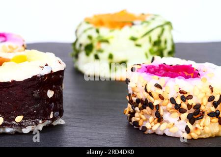 Vegane Sushi-Brötchen auf einer Servierplatte aus Schiefer Stockfoto