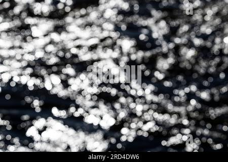 Lichtpunkte an der Wasseroberfläche abstrahieren Stockfoto