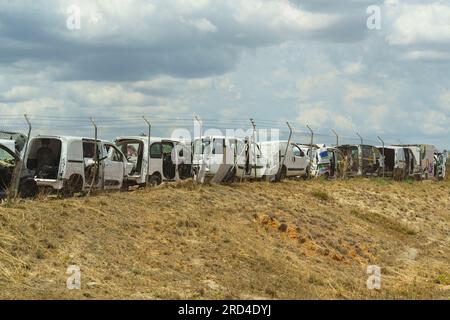 Abstellen von Notfahrzeugen mit geringer Tonnage zur späteren Demontage für Ersatzteile oder Entsorgung. Stockfoto