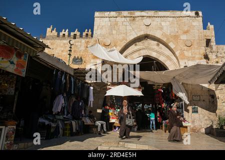 Zwei muslimische Frauen verlassen die Altstadt von Jerusalem durch das Damaskus-Tor in Jerusalem Stockfoto