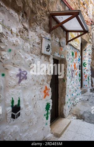 Vertikale Ansicht einiger Graffiti auf den Straßen des muslimischen Viertels der Altstadt von Jerusalem, Israel Stockfoto