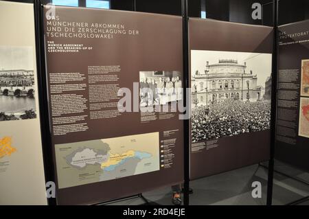 Berlin, Deutschland. 18. Juli 2023. Eine tschechisch-deutsche Ausstellung über die Hinrichtungen im Berliner Nazigefängnis Plotzensee und die dort getöteten tschechischen Opfer wurde heute, am Dienstag, dem 18. Juli 2023, in Berlin im Mahnmal für den deutschen Widerstand eröffnet. Besucher können auch mehr über die Tschechoslowakei, den Widerstand im Protektorat und das Münchner Abkommen erfahren. Kredit: Zapotocky Ales/CTK Photo/Alamy Live News Stockfoto