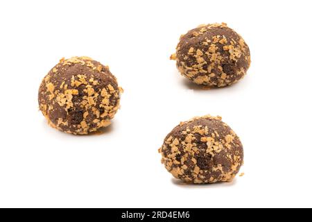 Schokoladenkuchen isoliert auf weißem Hintergrund. Draufsicht. Stockfoto