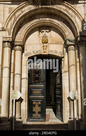 Vertikaler Blick auf das Eingangstor zum Geburtsort der Jungfrau Maria, nach griechisch-orthodoxen Angaben, in der Via Dolorosa der Altstadt, Jerusalem Stockfoto