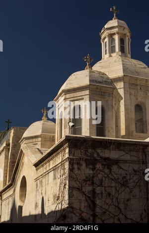 Vertikaler, tiefer Winkel der Ecce Homo Klosterkuppeln in der Via Dolorosa der Altstadt von Jerusalem, Israel Stockfoto