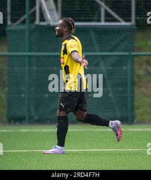 Park Hall, Oswestry, Shropshire, England, 18. Juli 2023. Ibrahim Sadiq feiert sein Tor, während der New Saints of Oswestry Town & Llansantffraid Football Club/The New Saints (TNS) gegen Bollklubben Häcken/BK Häcken in der ersten Qualifikationsrunde der Champions League in der Saison 2023/2024 in der Park Hall. (Bild: ©Cody Froggatt/Alamy Live News) Stockfoto