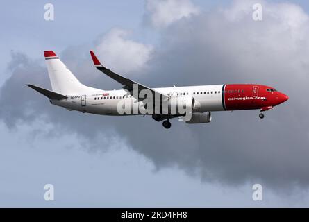 Eine Boeing 737-800 Norweger nähert sich dem Flughafen London Gatwick Stockfoto
