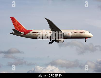 Eine Boeing 787-8 Dreamliner von Air India nähert sich dem Flughafen London Gatwick Stockfoto
