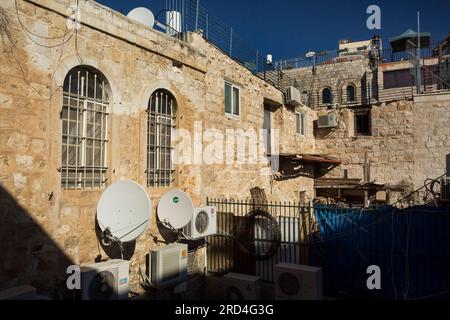 Horizontale Ansicht der Rückseite eines Gebäudes im muslimischen Viertel der Altstadt von Jerusalem, Israel Stockfoto