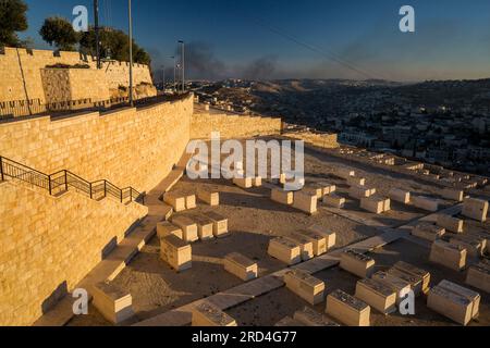 Horizontaler Blick aus einem hohen Winkel auf den Rauch auf dem Gazastreifen vom Ölberg, dem jüdischen Friedhof, Jerusalem, Israel Stockfoto