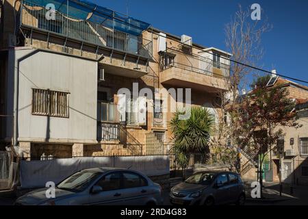 Horizontaler Blick auf eine Straße von Mea Shearim, einem der ältesten jüdischen Viertel in West-Jerusalem, bevölkert von Haredi-Juden, Israel Stockfoto